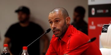 AME3719\u002E LA PLATA (ARGENTINA), 07/12/2019\u002E- El futbolista argentino Javier Mascherano habla durante una conferencia de prensa junto al presidente del club Juan Sebastián Verón (fuera de cuadro) como nuevo refuerzo del Club Estudiantes de La Plata, este sábado, en el Estadio Jorge Luis Hirschi de La Plata, Buenos Aires (Argentina)\u002E EFE/ Demian Alday Estévez
