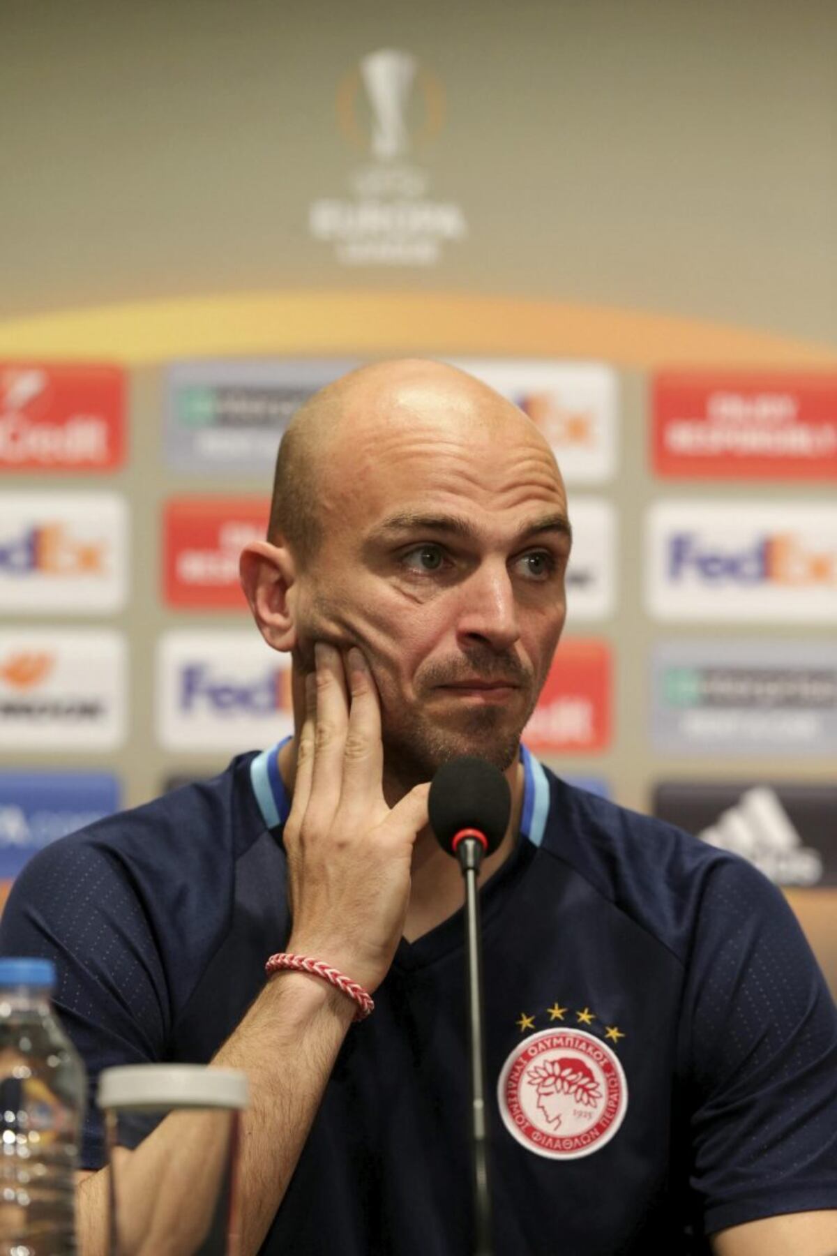 CEM02 ESTAMBUL (TURQUÍA), 15/03/2017\u002E- El centrocampista argentino del Olympiakos, Esteban Cambiasso, ofrece una rueda de prensa en el Besiktas Vodafone Arena Stadium de Estambul, Turquía, hoy, 15 de marzo de 2017\u002E El Olympiakos se enfrentará al Besiktas en un partido de vuelta de octavos de final de la Liga Europa el próximo 16 de marzo\u002E EFE/CEM TURKEL turquia Esteban Cambiasso futbolista del Olympiakos conferencia de prensa