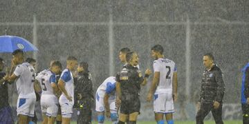 La tormenta eléctrica obligó al árbitro a suspender momentáneamente las acciones en el Gigante\u002E