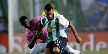 BAS101\u002E BUENOS AIRES (ARGENTINA), 30/01/2018\u002E- Kener Arce (i) de Independiente del Valle disputa el balón con Jesús Dátolo (d) de Banfield hoy, martes 30 de enero del 2018, durante un partido de la Copa Libertadores entre Banfield de Argentina y Independiente del Valle de Ecuador, que se disputa en el Estadio Florencio Sola, en Buenos Aires (Argentina)\u002E EFE/Demián Estévez