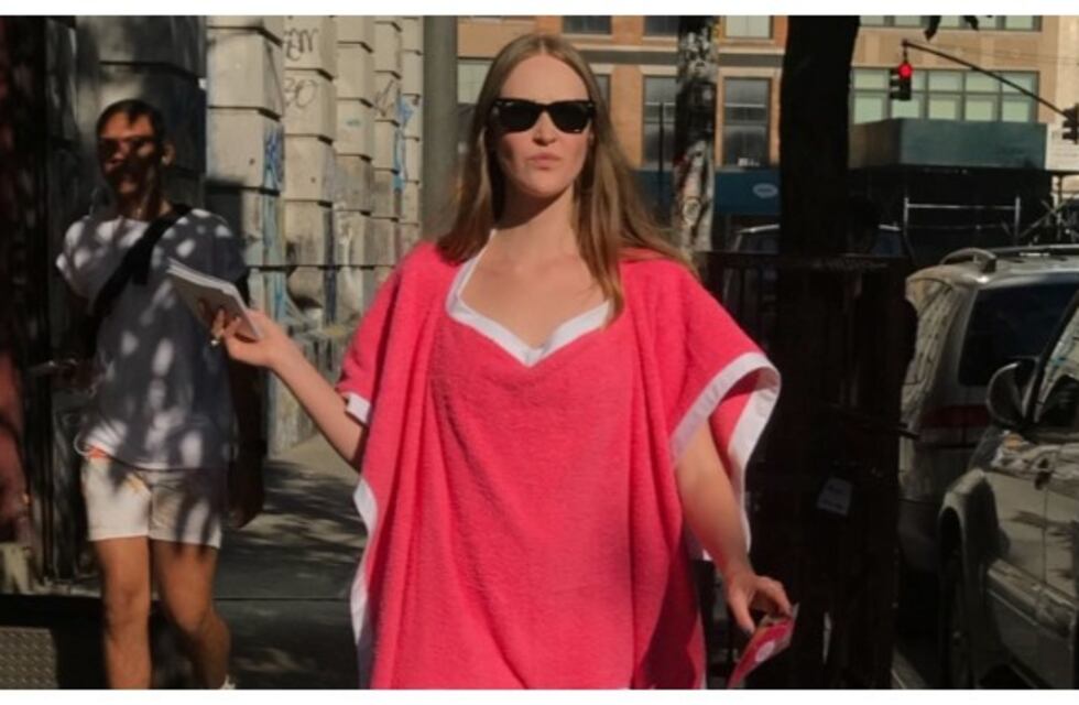 Towelkini, el original traje de baño de toalla que promete resolver todo