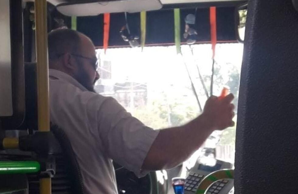 Chofer paranaense recibe a sus pasajeros con alcohol para las manos