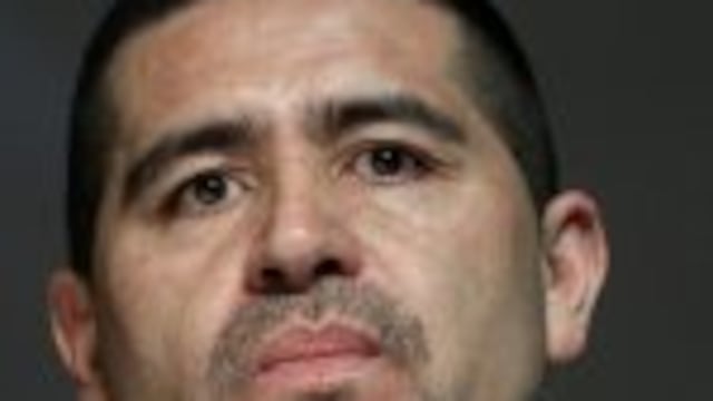 BUENOS AIRES 07/09/2015, EL EX JUGADOR DE BOCA JUNIORS JUAN ROMu00c1N RIQUELME ES HOMENAJEADO ESTA NOCHE EN LA UNIVERSIDAD METROPOLITANA PARA LA EDUCACIu00d3N Y EL TRABAJO Premian a Juan Roman Riquelme en la facultad  DYN/ALBERTO RAGGIO. buenos aires juan roman riquelme personalidad destacada del deporte en la UMET exfutbolista homenaje homenajeado premiado ceremonia en la Universidad Metropolitana para el Empleo y el Trabajo