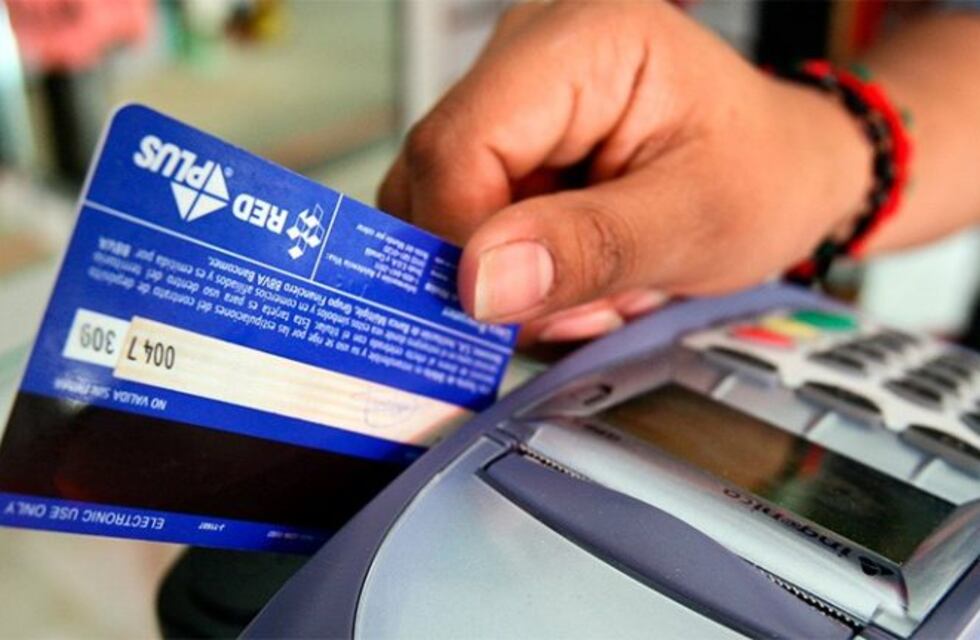 El Banco Central fijó topes a las comisiones de tarjetas de crédito y débito