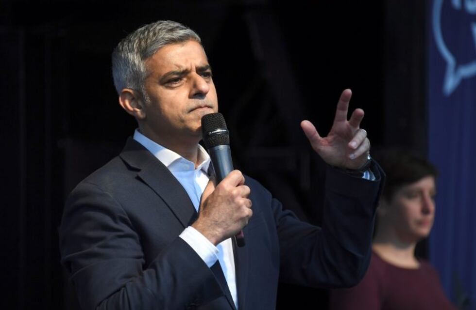 Prohibirán las reuniones privadas en lugares cerrados en Londres por el coronavirus