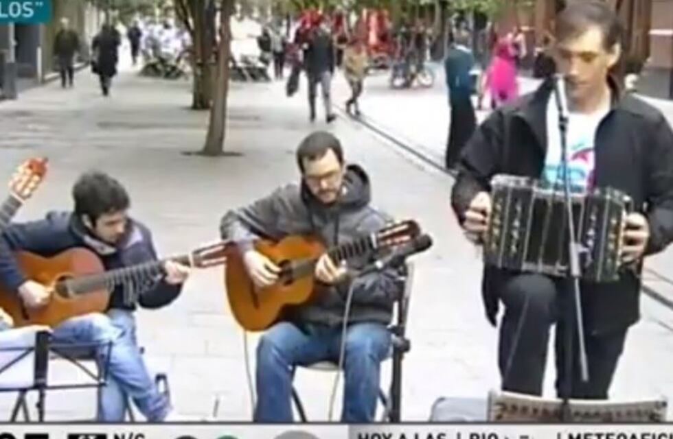 ¿Voto cantado? Presentaron a un músico en vivo y se les coló un tango anti Macri