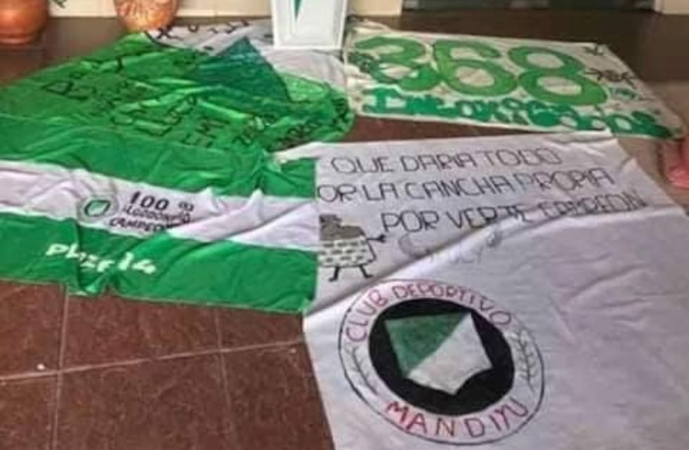 Impactante: hinchas de Mandiyú llegaron con bombos al velatorio del joven asesinado