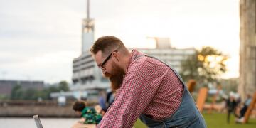 Lanzan un overol de trabajo manchado de pintura por 695 dólares