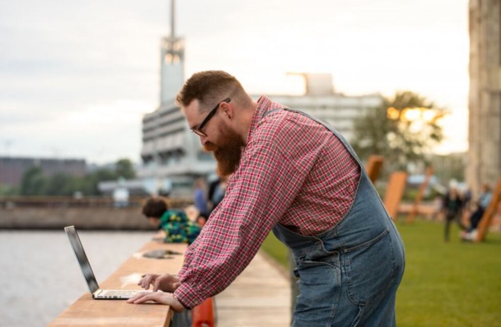 Lanzan un overol de trabajo manchado de pintura por 695 dólares