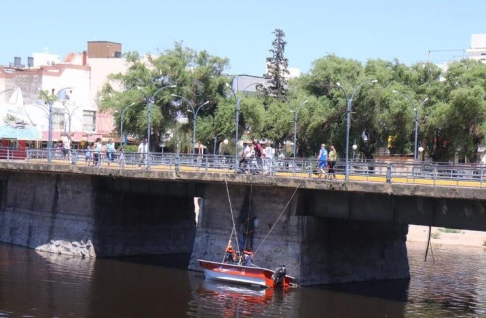 Colocaron guías con redes para frenar el avance de las algas en el Puente Carena