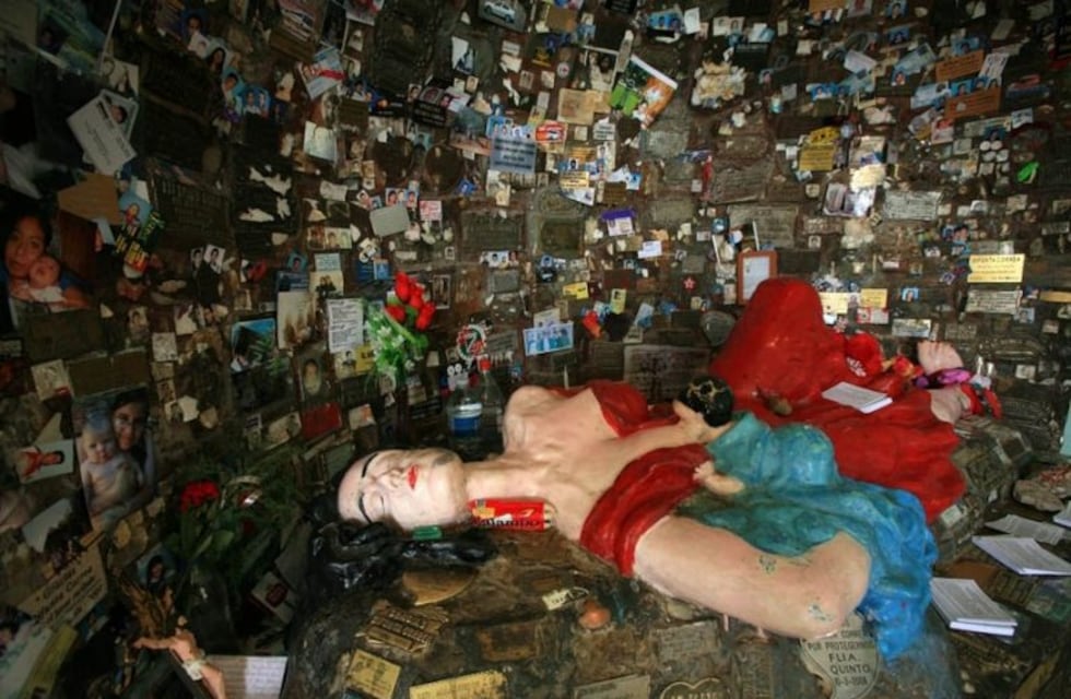 Rematan desde autos hasta monedas de oro en la Difunta Correa