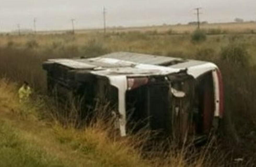 Quedó aprehendido el conductor del micro que volcó en la Autovía 2