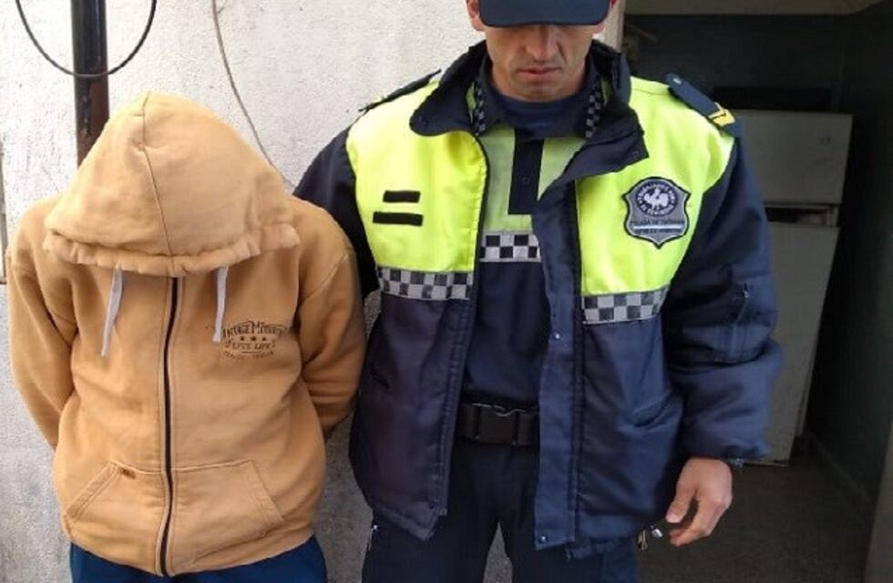 Agentes del 911 atrapan a un hombre que asaltó a una joven