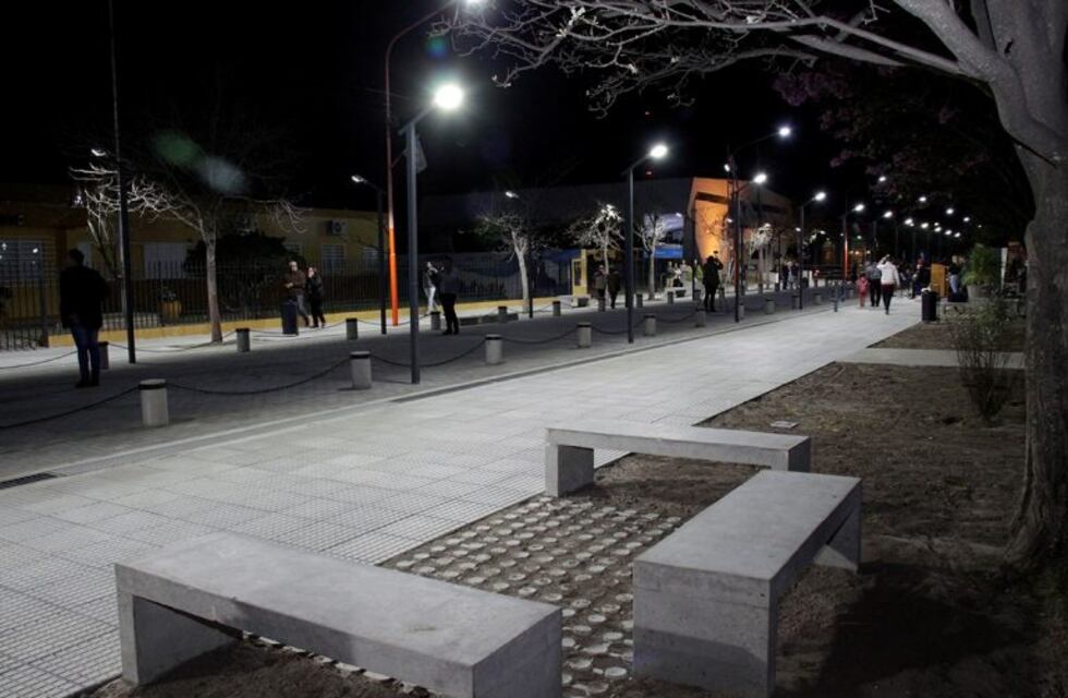 Renovación urbana frente al Municipio de Arroyito