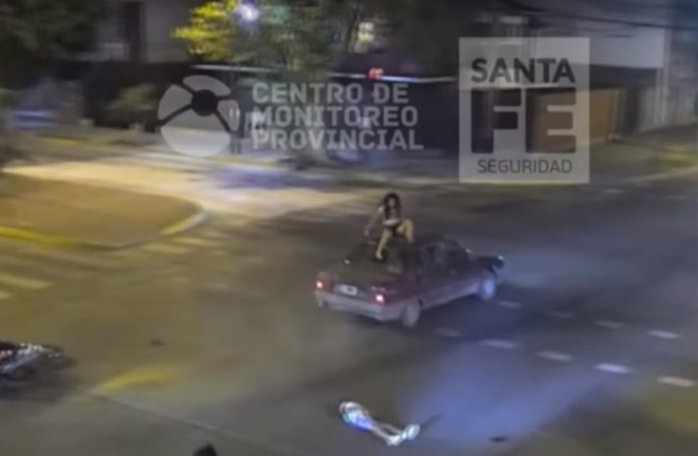 Una chica de 14 años que conducía una moto chocó y terminó sobre el techo de un auto