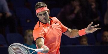 NIL03 BASILEA (SUIZA), 28/10/2016.- El tenista argentino Juan Martu00edn del Potro devuelve la pelota al japonu00e9s Kei Nishikori durante los cuartos de final del torneo de Basilea, Suiza hoy 28 de octubre de 2016. EFE/Alexandra Wey