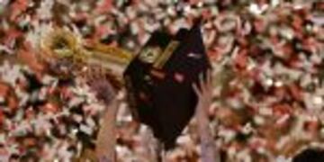FILE - In this Aug. 25, 2016, file photo, Andres D'Alessandro of Argentina's River Plate lifts the trophy after winning the Recopa Sudamericana final soccer match against Colombia's Independiente Santa Fe in Buenos Aires, Argentina. (AP Photo/Victor R. Ca