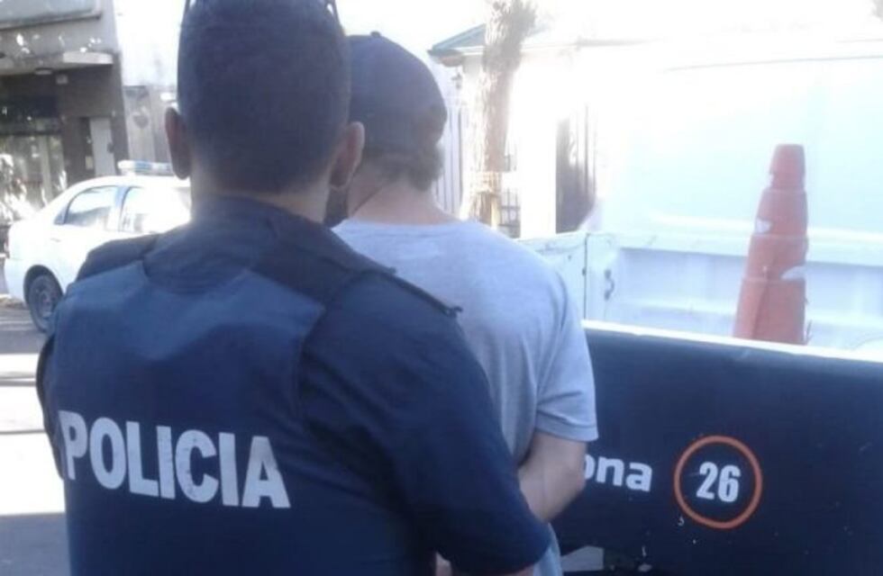 Arrestaron a un guardiacárcel por intentar robar a un hombre con un cuchillo