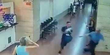 El rescate del bebé quedó grabado por una cámara de seguridad\u002E (Captura de pantalla)