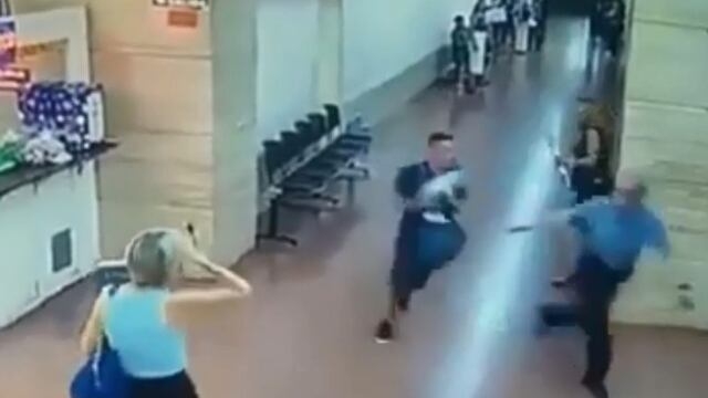 El rescate del bebé quedó grabado por una cámara de seguridad\u002E (Captura de pantalla)