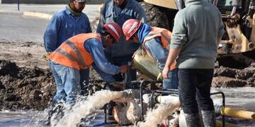 Cuatro barrios neuquinos se encuentran sin agua por la falla en una válvula