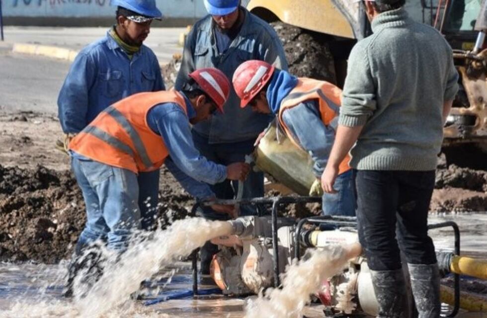 Cuatro barrios neuquinos se encuentran sin agua por la falla en una válvula