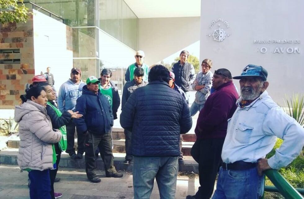 Dolavon: el intendente salió a recolectar residuos por el paro de ATE