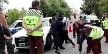 Discusión entre un automovilista y los policías en un control de tránsito de la Municipalidad de Córdoba\u002E (Foto El Show de la Mañana)