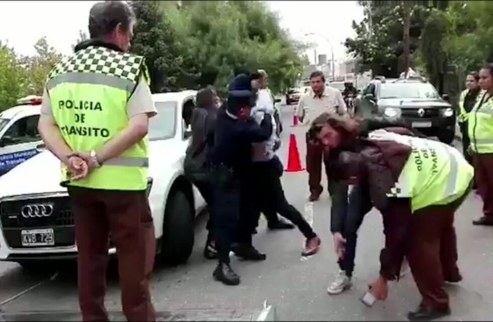 Un control municipal terminó a las piñas entre policías y un conductor