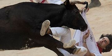 Uno de los turistas heridos recibió una corneada en su pierna izquierda y fue levantando en el aire\u002E