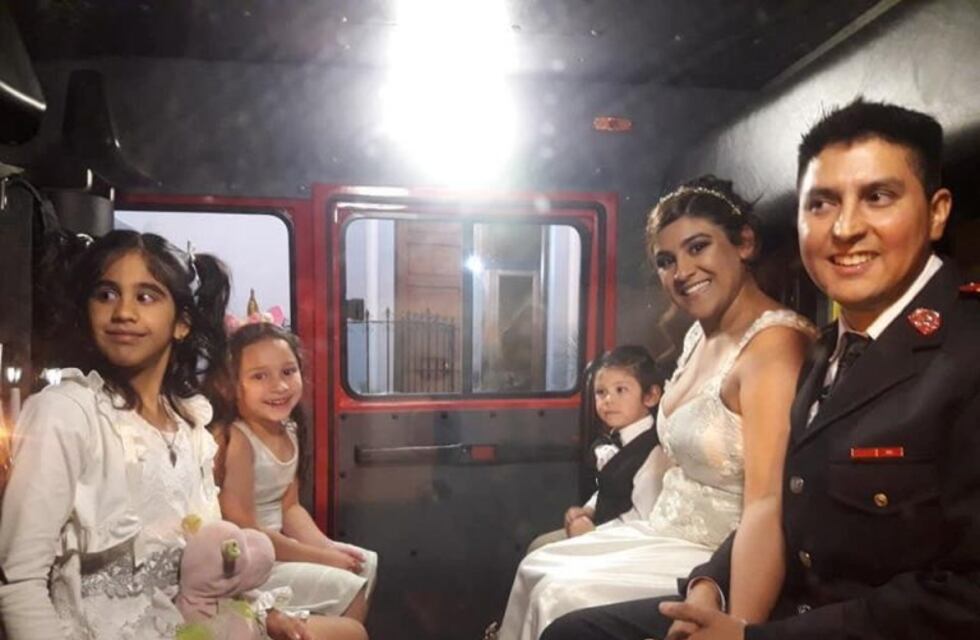 Hugo, el bombero cordobés que llevó a su novia al altar en la autobomba del cuartel