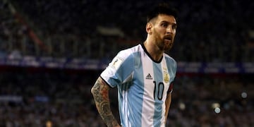 Football Soccer - Argentina v Chile - World Cup 2018 Qualifiers - Antonio Liberti Stadium, Buenos Aires, Argentina - 23/3/17 - Argentina's Lionel Messi looks on during the match. REUTERS/Marcos Brindicci buenos aires lionel messi eliminatorias mundial 2018 futbol futbolistas partido seleccion argentina chile