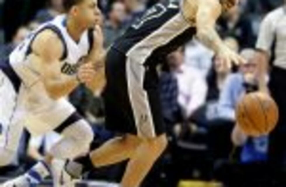 Con Nicolás Laprovíttola como base titular, San Antonio Spurs superó a Dallas por 94 a 87