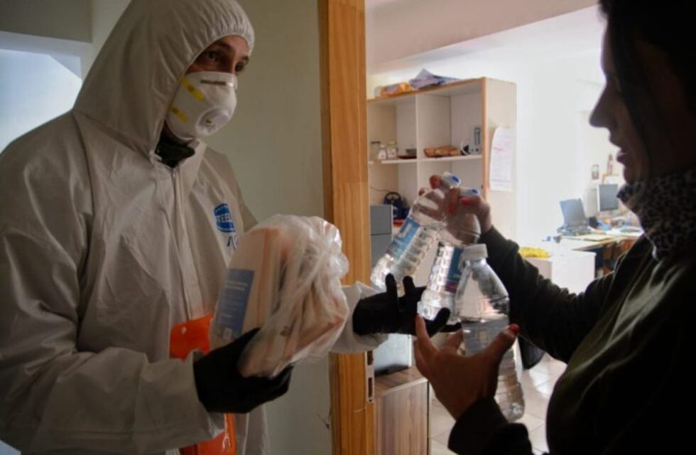 La Municipalidad de Ushuaia hizo entrega de alcohol desinfectante y barbijos en las instituciones