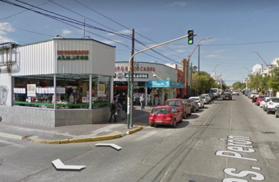 Una pareja robó bebidas alcohólicas y sus pequeños hijos presenciaron su arresto