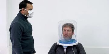 Coronavirus: argentinos crearon un casco que aísla al paciente y protege al personal sanitario\u002E (Clarín)