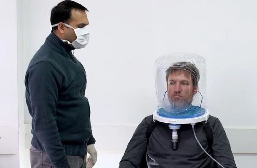 Coronavirus: argentinos crearon un casco que aísla al paciente y protege al personal sanitario