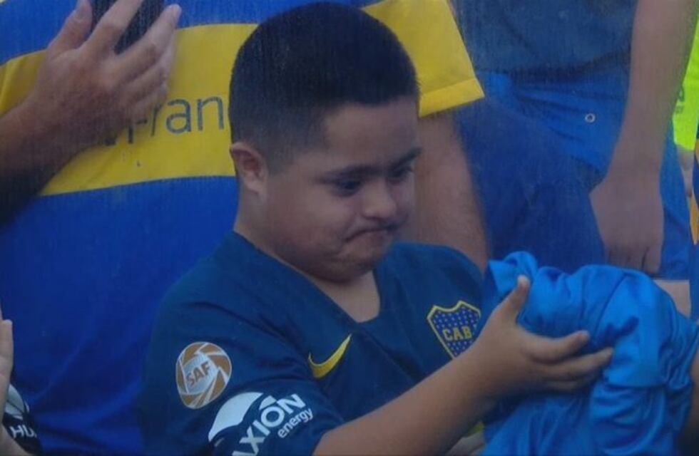 El emotivo gesto de Esteban Andrada con un nene en la previa del partido de Boca