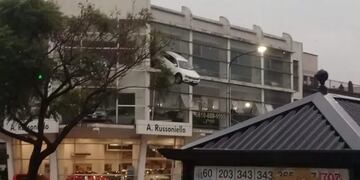 Dramático rescate de un hombre atrapado en una camioneta colgada de un tercer piso