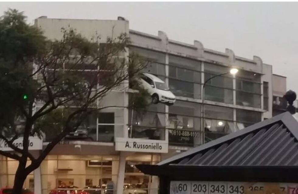 Dramático rescate de un hombre atrapado en una camioneta colgada de un tercer piso