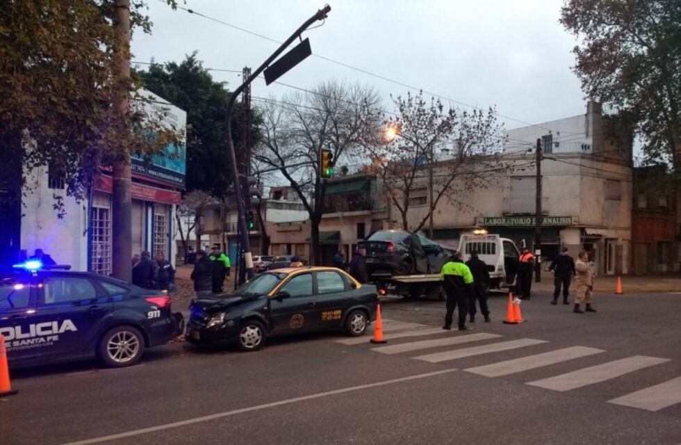 Un auto pasó en rojo en zona oeste y ni el semáforo se salvó del fuerte choque
