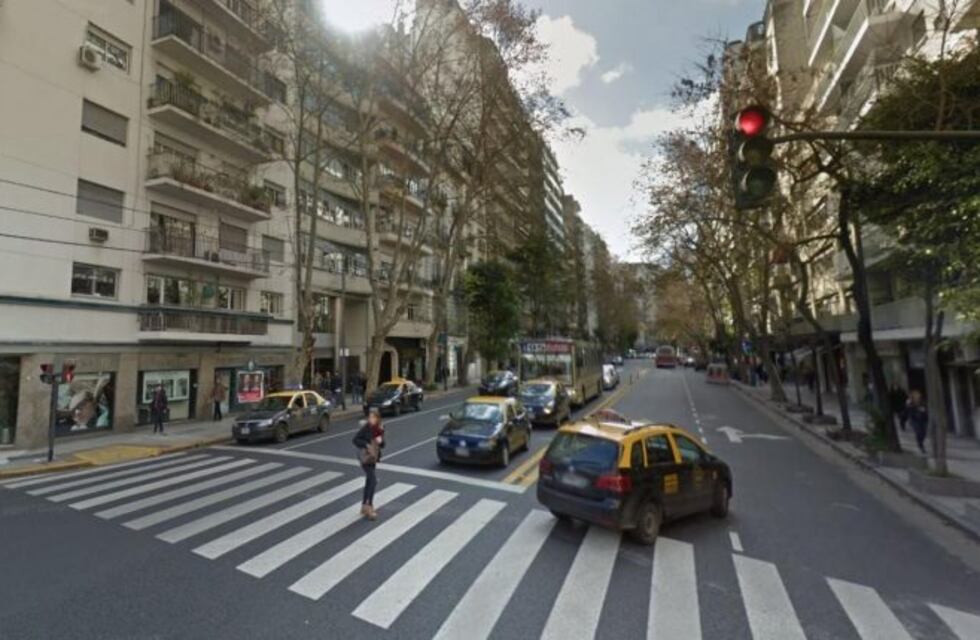 Una mujer murió tras caer de un octavo piso en Recoleta