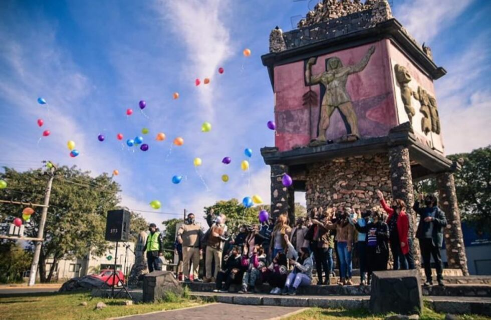 En Valle Viejo realizaron un lanzamiento simbólico de globos con los colores de la diversidad