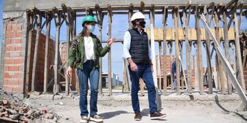 Tras la vuelta de la construcción privada, el intendente Julio Garro celebró la reactivación del sector al recorrer una obra en Altos de San Lorenzo (Municipalidad de La Plata)