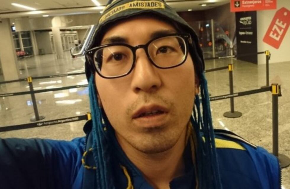 Un hincha japonés de Boca la rompe cantando antes de ir a ver el Superclásico