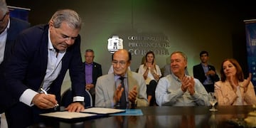 El momento de la firma del convenio\u002E