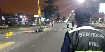 Murió una mujer tras chocar contra un semáforo en la avenida Paraguay