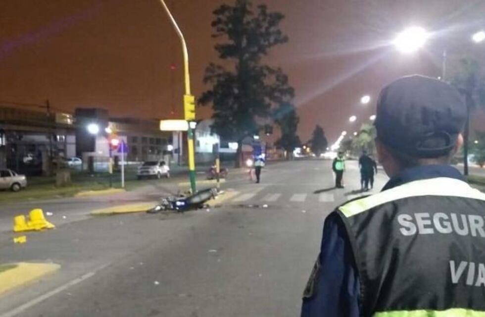 Murió una mujer tras chocar contra un semáforo en la avenida Paraguay