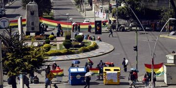 Members of civic committees block an avenue during a strike for the results of the October 20 elections in La Paz on October 28, 2019\u002E - The platform gathering the regional civic committees (Conade), demanded the annulment of the controversial general elections in Bolivia, won by President Evo Morales in the first round, and called for new elections with a new electoral court\u002E (Photo by AIZAR RALDES / AFP)
