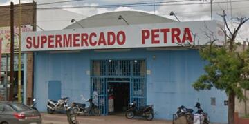 Un delincuente intentó sustraer alimentos de un supermercado y el dueño logró detenerlo